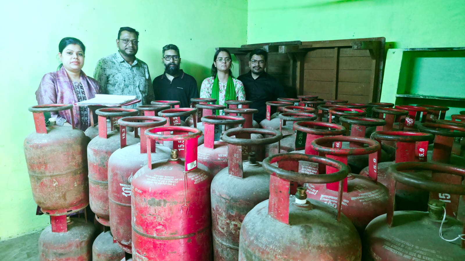 एलपीजी कालाबाजारी के खिलाफ बड़ी कार्रवाई: सैकड़ों सिलेंडर एवं उपकरण जप्त एलपीजी कालाबाजारी के खिलाफ बड़ी कार्रवाई: सैकड़ों सिलेंडर एवं उपकरण जप्त