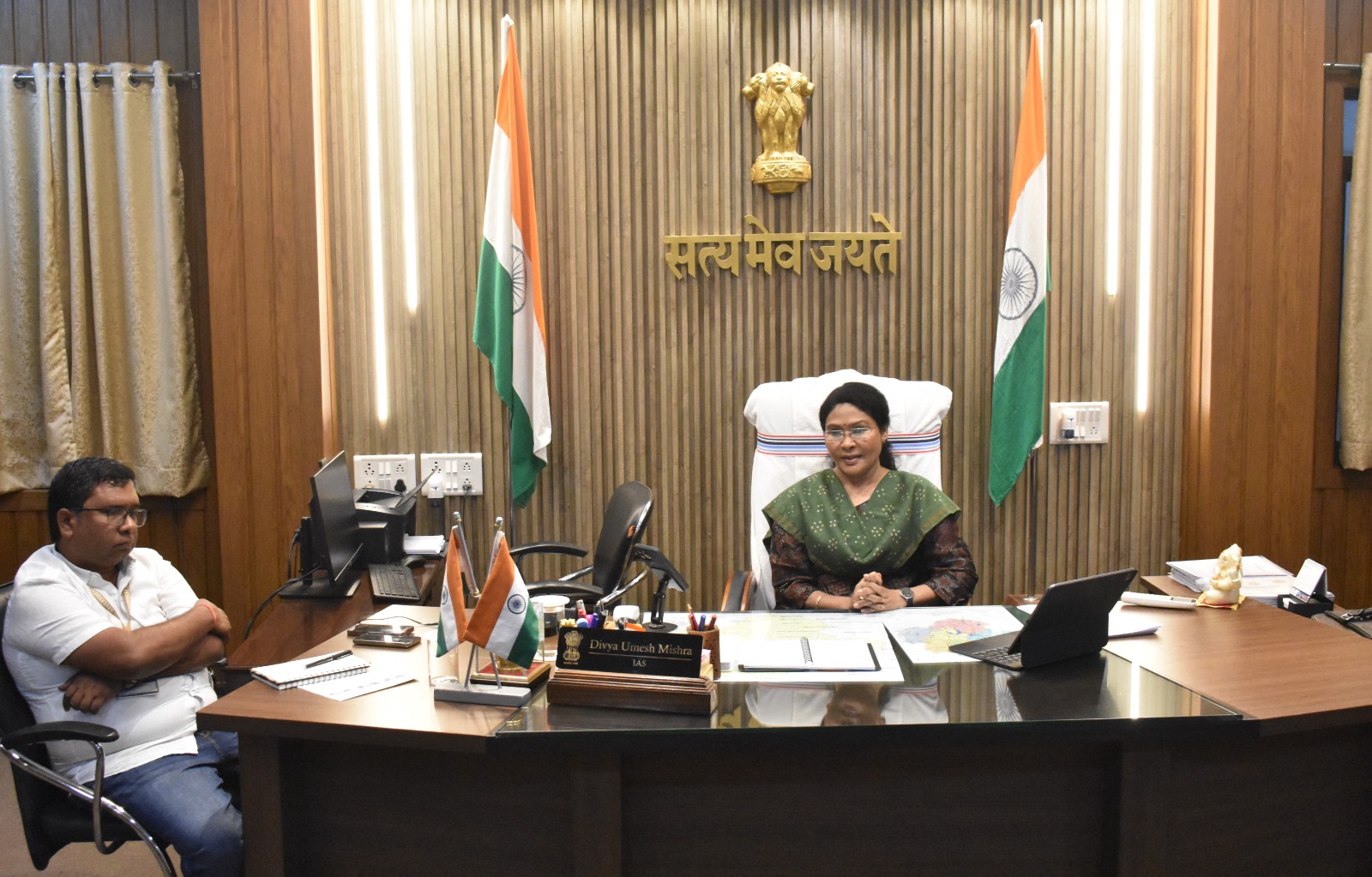 सड़क दुर्घटनाओं पर प्रभावी नियंत्रण और यातायात व्यवस्था को सुदृढ़ बनाने कलेक्टर ने ली बैठक सड़क दुर्घटनाओं पर प्रभावी नियंत्रण और यातायात व्यवस्था को सुदृढ़ बनाने कलेक्टर ने ली बैठक
