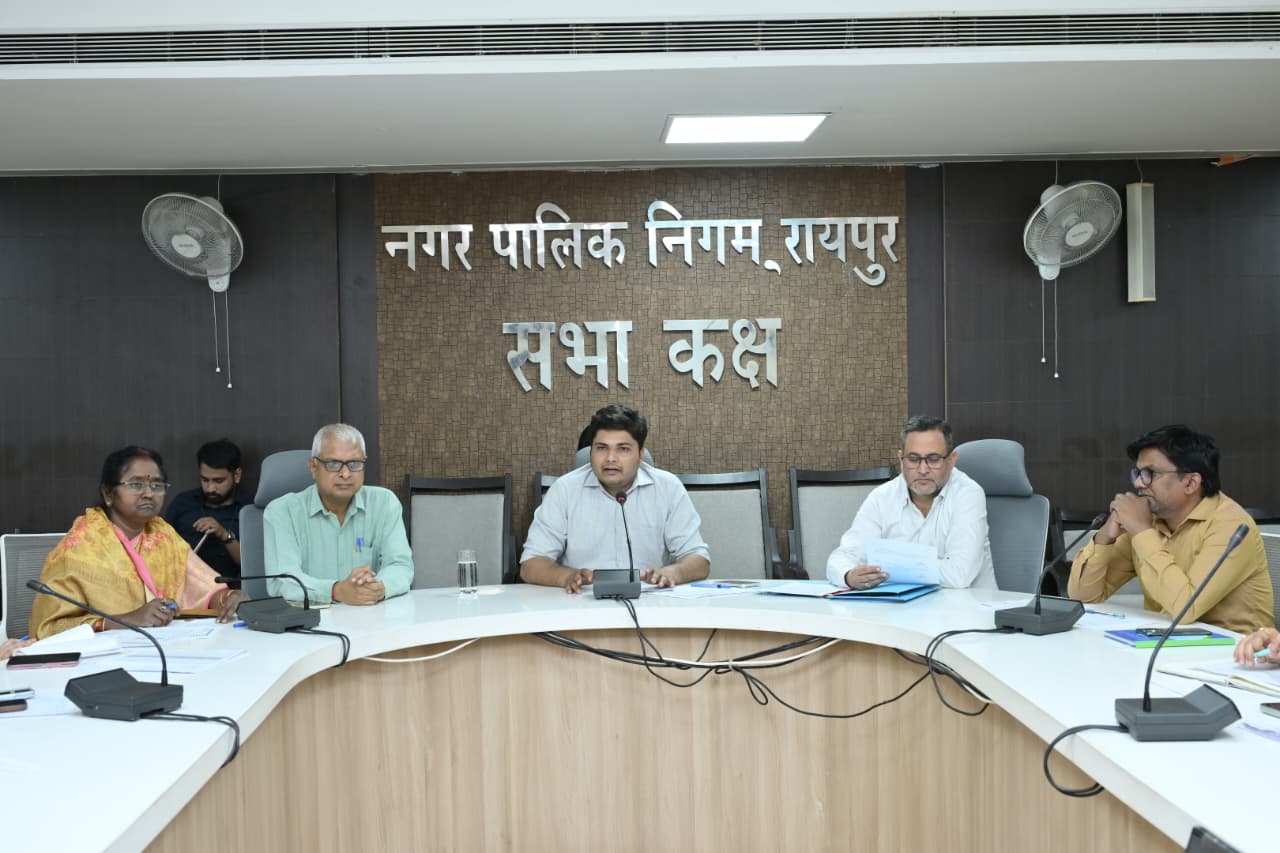 आयुक्त विश्वदीप द्वारा नगर निगम रायपुर की राजस्व वसूली की गहन समीक्षा आयुक्त विश्वदीप द्वारा नगर निगम रायपुर की राजस्व वसूली की गहन समीक्षा