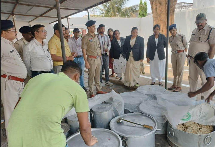 अंडर ट्रायल रिव्यू कमेटी ने किया जिला जेल का निरीक्षण अंडर ट्रायल रिव्यू कमेटी ने किया जिला जेल का निरीक्षण