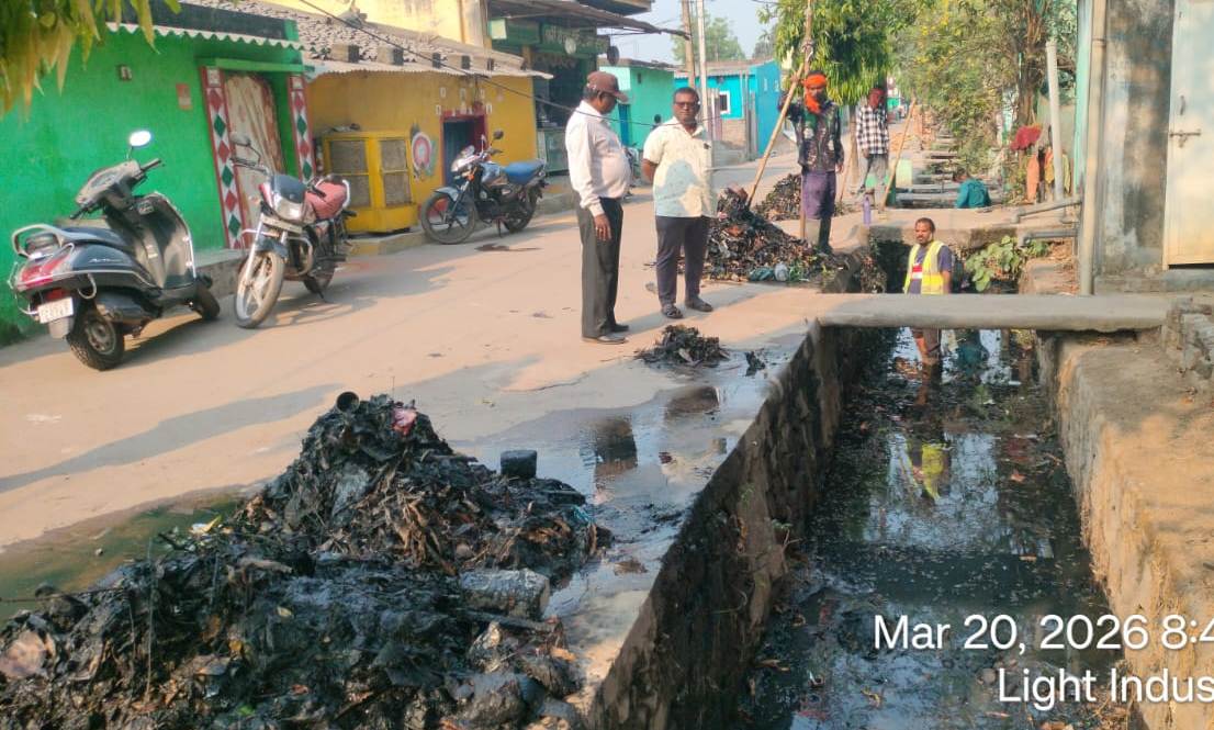 नगर निगम भिलाई क्षेत्र के नालियों की सफाई युद्व स्तर पर जारी नगर निगम भिलाई क्षेत्र के नालियों की सफाई युद्व स्तर पर जारी