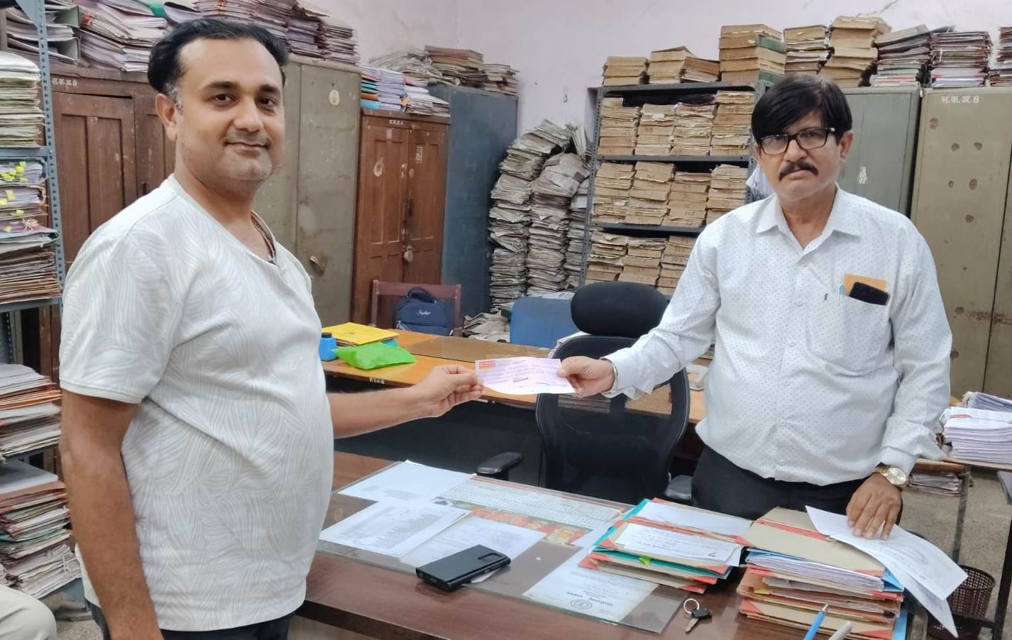 जोन-2 के कुर्की टीम ने करदाताओं से 5 लाख वसूल किए जोन-2 के कुर्की टीम ने करदाताओं से 5 लाख वसूल किए