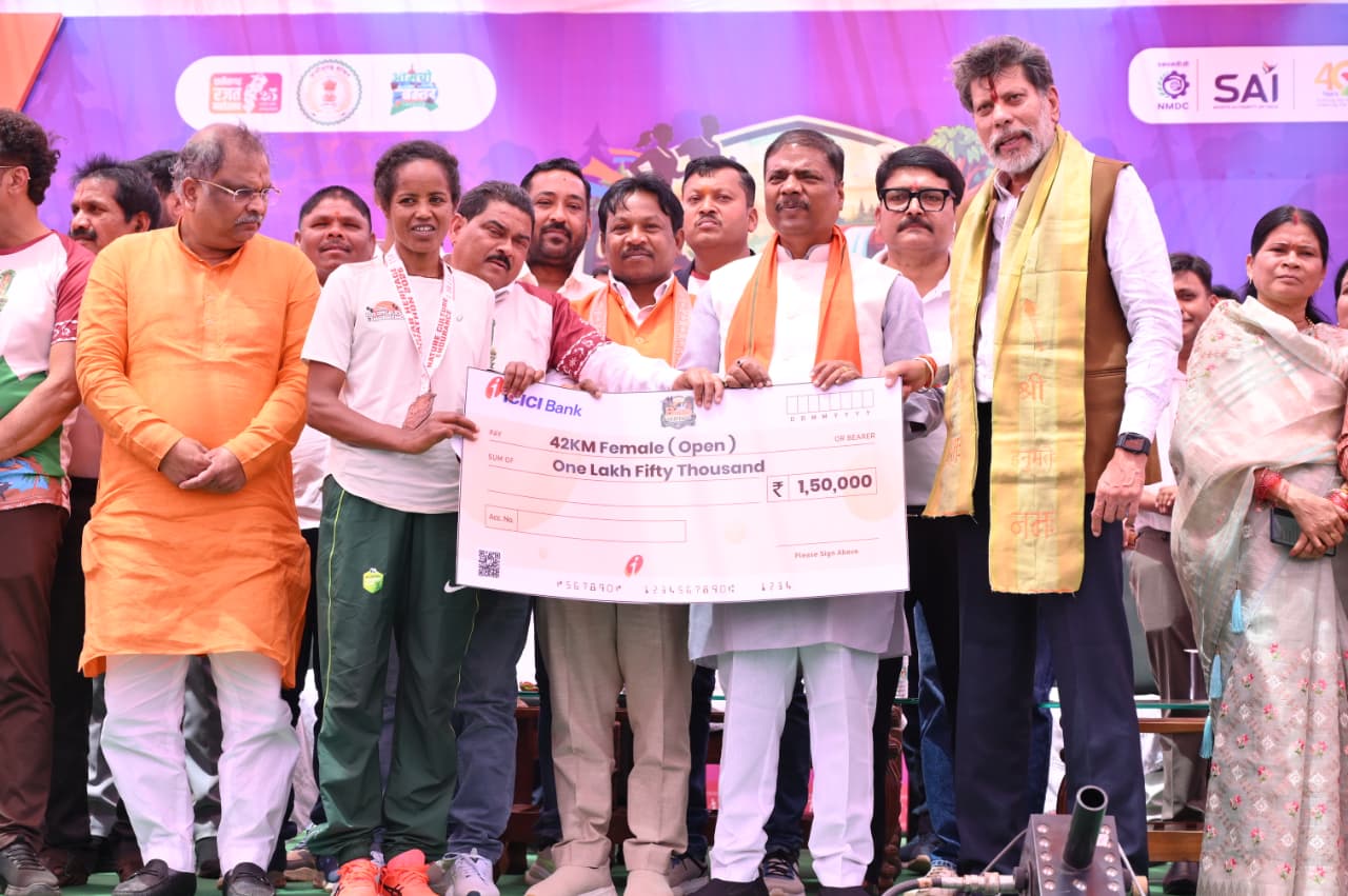 बस्तर हेरिटेज मैराथन: 9,800 से अधिक धावकों के साथ रचा इतिहास, वैश्विक मंच पर चमका बस्तर बस्तर हेरिटेज मैराथन: 9,800 से अधिक धावकों के साथ रचा इतिहास, वैश्विक मंच पर चमका बस्तर