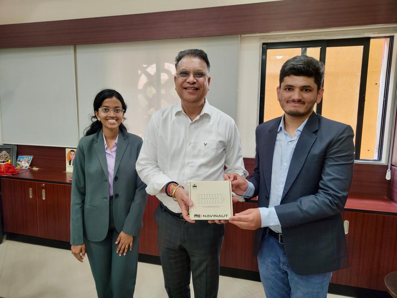 समाज कल्याण सचिव भुवनेश यादव से मिले युवा इनोवेटर रवि किरण समाज कल्याण सचिव भुवनेश यादव से मिले युवा इनोवेटर रवि किरण