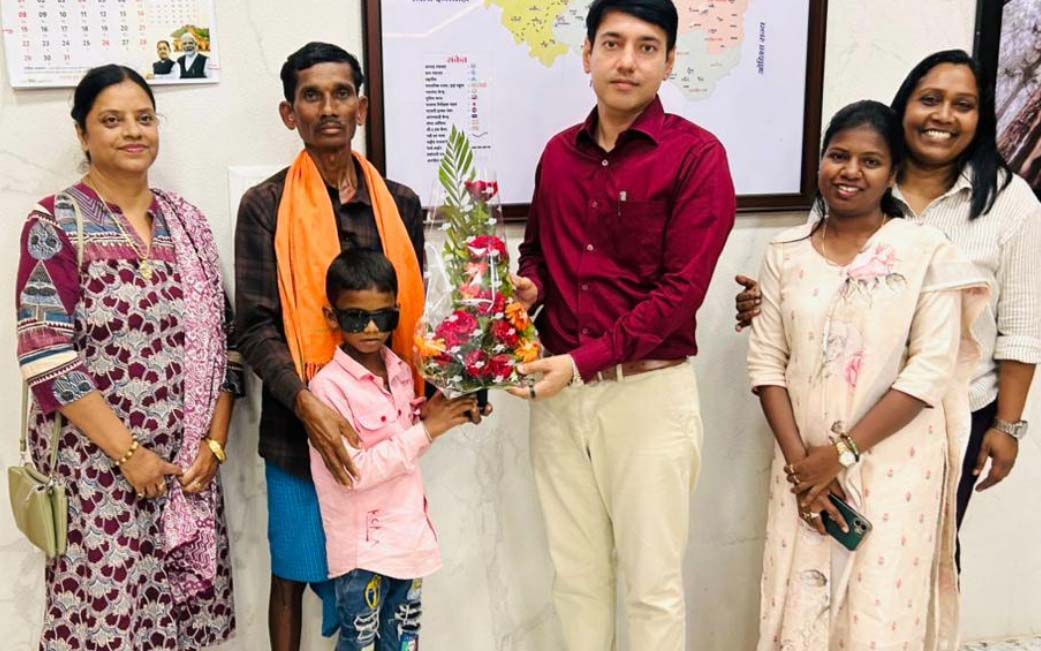 बस्तर के नन्हे ललित की आंखों में लौटी रोशनी बस्तर के नन्हे ललित की आंखों में लौटी रोशनी