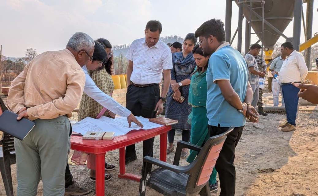 संभाग आयुक्त सत्यनारायण राठौर ने जिले के विकास कार्यों का किया निरीक्षण संभाग आयुक्त सत्यनारायण राठौर ने जिले के विकास कार्यों का किया निरीक्षण