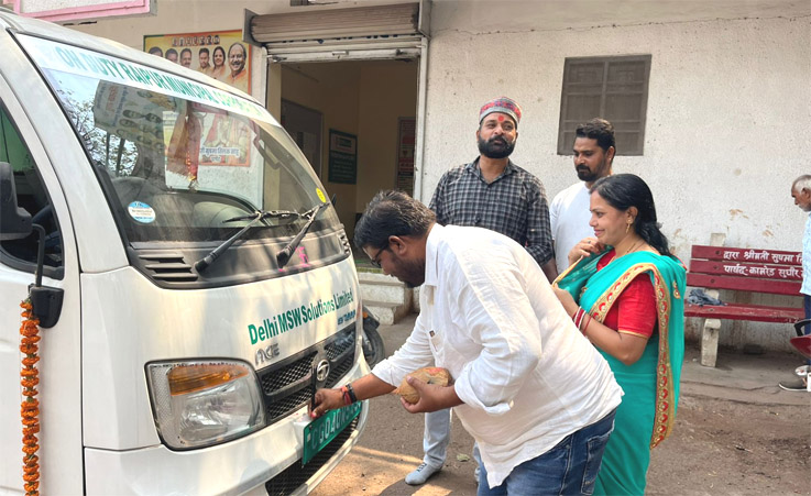 डोर टू डोर कचरा कलेक्शन हेतु प्राप्त 3 ईवी वाहनों को किया रवाना डोर टू डोर कचरा कलेक्शन हेतु प्राप्त 3 ईवी वाहनों को किया रवाना