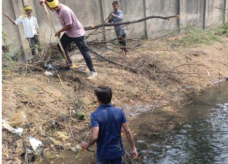 निगम क्षेत्र के तालाबों को सूखने से बचाने पानी भरा जा रहा है निगम क्षेत्र के तालाबों को सूखने से बचाने पानी भरा जा रहा है