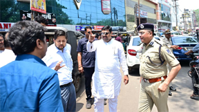 केबिनेट मंत्री गजेन्द्र यादव ने शहर के व्यस्त मार्गों का किया जमीनी मुआयना केबिनेट मंत्री गजेन्द्र यादव ने शहर के व्यस्त मार्गों का किया जमीनी मुआयना