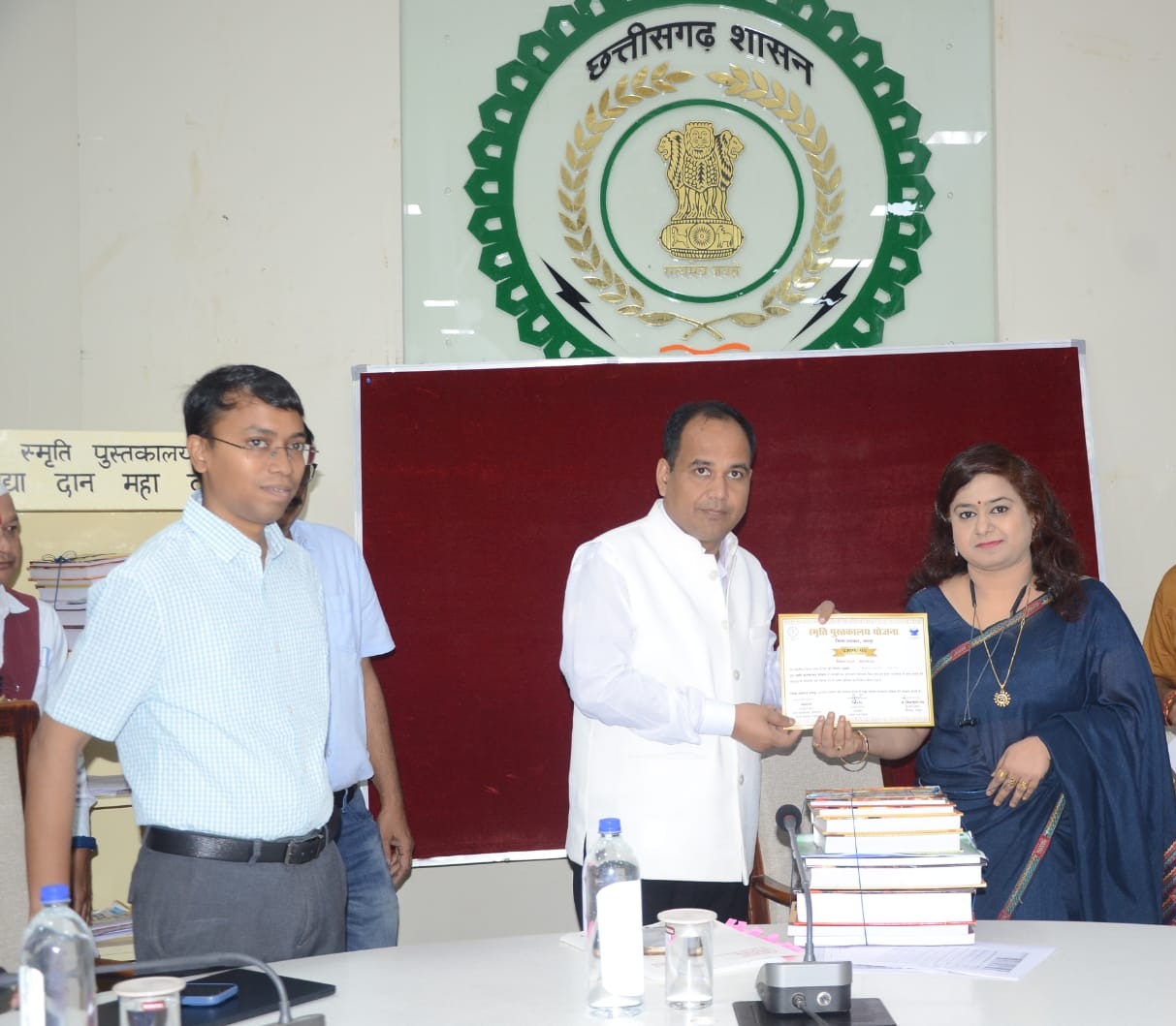 छत्तीसगढ़ राजभाषा आयोग के अध्यक्ष एवं सचिव ने दान की छत्तीसगढ़ी एवं स्थानीय भाषाओं की पुस्तकें छत्तीसगढ़ राजभाषा आयोग के अध्यक्ष एवं सचिव ने दान की छत्तीसगढ़ी एवं स्थानीय भाषाओं की पुस्तकें