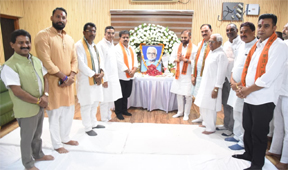 गृह मंत्री शर्मा और स्वास्थ्य मंत्री जायसवाल ने स्वर्गीय सेन को श्रद्धांजली अर्पित किये गृह मंत्री शर्मा और स्वास्थ्य मंत्री जायसवाल ने स्वर्गीय सेन को श्रद्धांजली अर्पित किये