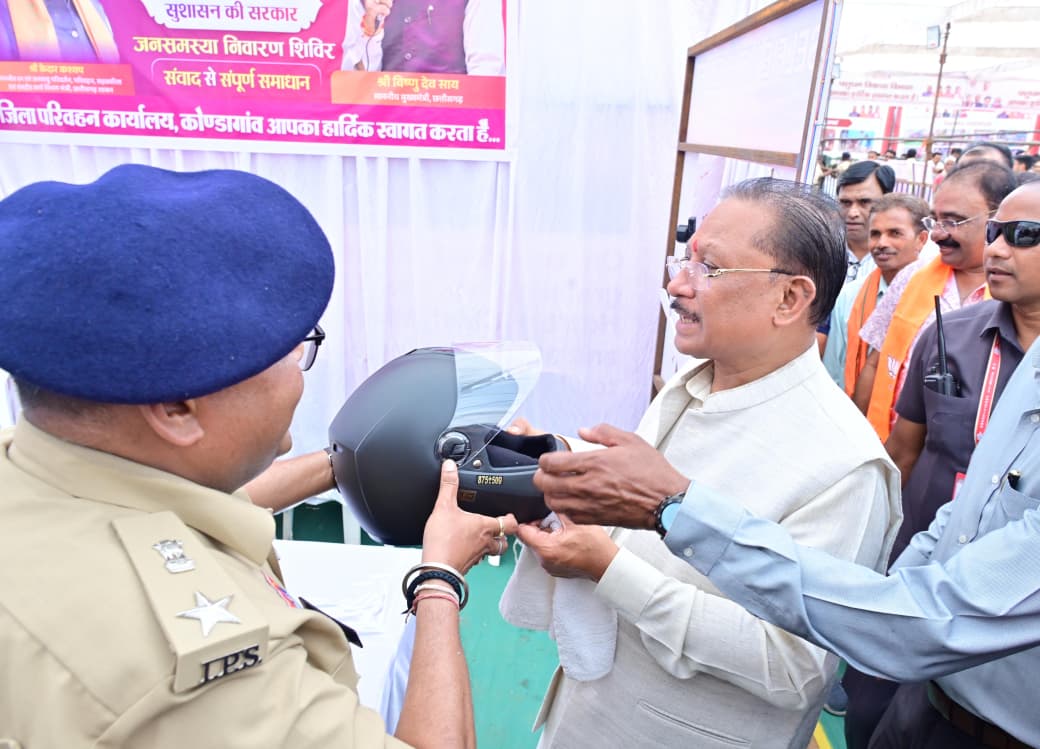 मुख्यमंत्री ने हेलमेट पहनकर दिया सड़क सुरक्षा का संदेश, ‘उन्नयन’ पुस्तिका का किया विमोचन मुख्यमंत्री ने हेलमेट पहनकर दिया सड़क सुरक्षा का संदेश, ‘उन्नयन’ पुस्तिका का किया विमोचन