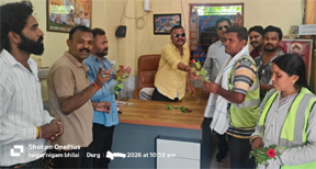 सफाई कर्मचारियों का हुआ सम्मान, पुष्प और गमछा भेंट कर बढ़ाया हौसला सफाई कर्मचारियों का हुआ सम्मान, पुष्प और गमछा भेंट कर बढ़ाया हौसला