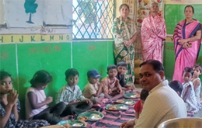 बच्चों के चेहरों पर मुस्कान, कर्मचारियों का जन्मदिन बना यादगार बच्चों के चेहरों पर मुस्कान, कर्मचारियों का जन्मदिन बना यादगार
