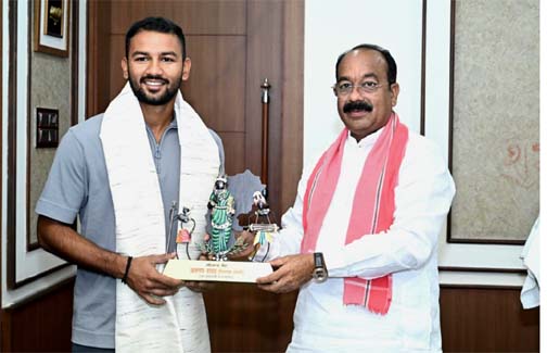 उप मुख्यमंत्री अरुण साव से क्रिकेटर आयुष पाण्डेय ने की सौजन्य मुलाकात उप मुख्यमंत्री अरुण साव से क्रिकेटर आयुष पाण्डेय ने की सौजन्य मुलाकात