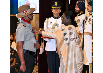 राष्ट्रपति श्रीमती द्रौपदी मुर्मू के हाथों से ‘शौर्य चक्र’ से सम्मानित हुए जिले के वीर जवान श्री भोजराम साहू राष्ट्रपति श्रीमती द्रौपदी मुर्मू के हाथों से ‘शौर्य चक्र’ से सम्मानित हुए जिले के वीर जवान श्री भोजराम साहू