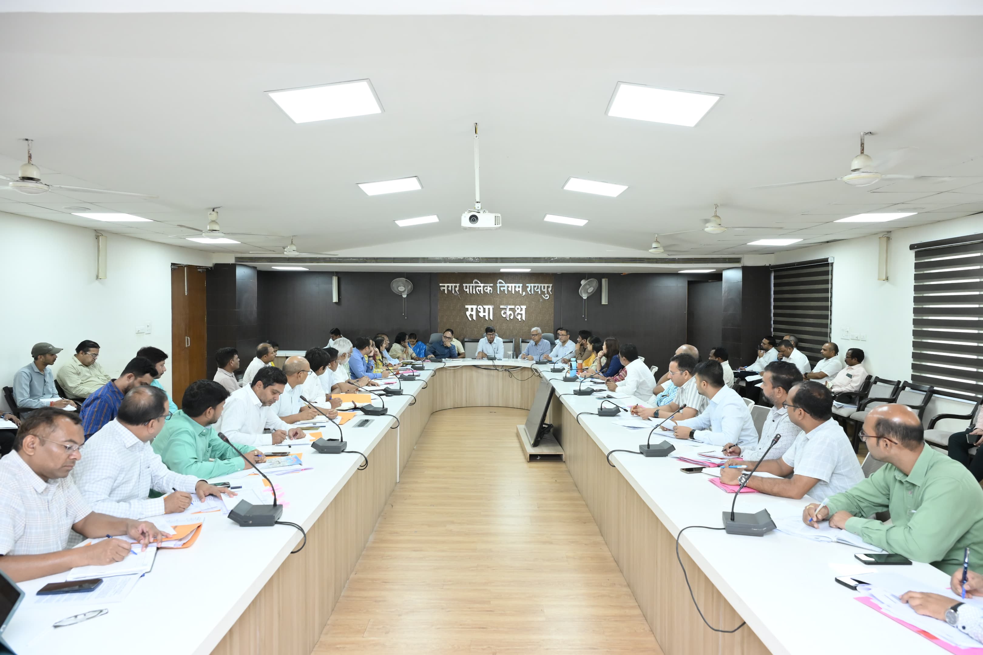 आयुक्त ने सभी 10 जोनों को मिलाकर प्रतिदिन 1 करोड़ रूपये का राजस्व वसूलने का पुनः लक्ष्य दिया आयुक्त ने सभी 10 जोनों को मिलाकर प्रतिदिन 1 करोड़ रूपये का राजस्व वसूलने का पुनः लक्ष्य दिया