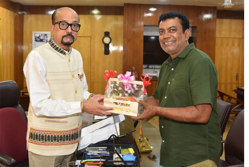 राज्यपाल श्री डेका को जगदलपुर के ट्री मैन ने भेंट की मियाजाकी आम राज्यपाल श्री डेका को जगदलपुर के ट्री मैन ने भेंट की मियाजाकी आम