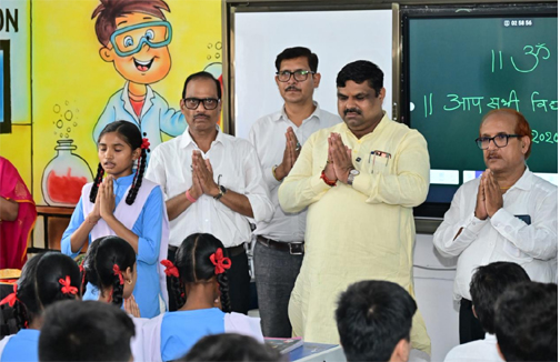 स्कूल शिक्षा मंत्री ने किया स्मार्ट क्लास का लोकार्पण, बच्चों संग प्रार्थना एवं मंत्रोच्चारण में हुए शामिल स्कूल शिक्षा मंत्री ने किया स्मार्ट क्लास का लोकार्पण, बच्चों संग प्रार्थना एवं मंत्रोच्चारण में हुए शामिल