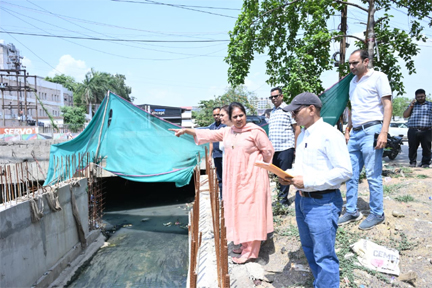 महापौर मीनल चौबे ने नाला की प्रगति का किया प्रत्यक्ष निरीक्षण महापौर मीनल चौबे ने नाला की प्रगति का किया प्रत्यक्ष निरीक्षण
