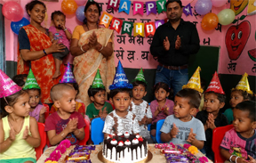 कर्मचारियों का जन्मदिन बना यादगार कर्मचारियों का जन्मदिन बना यादगार