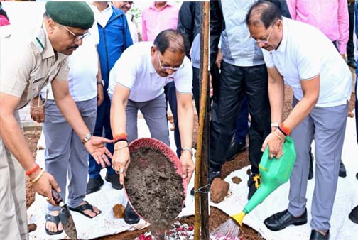 मुख्यमंत्री विष्णु देव साय ने एक पेड़ माँ के नाम अभियान के तहत किया पौधारोपण मुख्यमंत्री विष्णु देव साय ने एक पेड़ माँ के नाम अभियान के तहत किया पौधारोपण