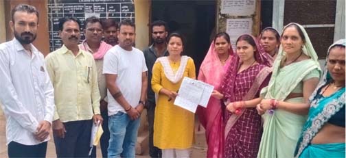 अवैध कब्जों को हटवाने संकल्पित हुई संकरी पंचायत , सौंपा ज्ञापन अवैध कब्जों को हटवाने संकल्पित हुई संकरी पंचायत , सौंपा ज्ञापन