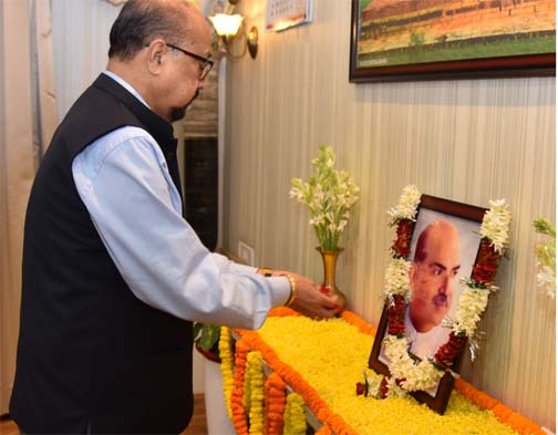 डॉ श्यामा प्रसाद मुखर्जी की जयंती पर राज्यपाल ने दी श्रद्धांजलि डॉ श्यामा प्रसाद मुखर्जी की जयंती पर राज्यपाल ने दी श्रद्धांजलि