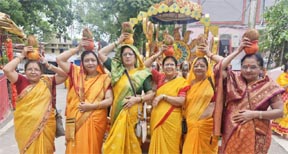 कलश यात्रा में शामिल हुईं महाराष्ट्र मंडल की महिलाएं कलश यात्रा में शामिल हुईं महाराष्ट्र मंडल की महिलाएं
