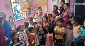 बच्चों के चेहरों पर मुस्कान, कर्मचारियों का जन्मदिन बना यादगार बच्चों के चेहरों पर मुस्कान, कर्मचारियों का जन्मदिन बना यादगार