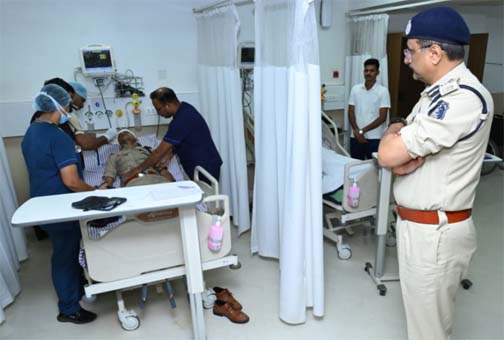 पुलिस कमिश्नर संजीव शुक्ला ने अस्पताल पहुंचकर घायल पुलिस जवानों का जाना हाल पुलिस कमिश्नर संजीव शुक्ला ने अस्पताल पहुंचकर घायल पुलिस जवानों का जाना हाल