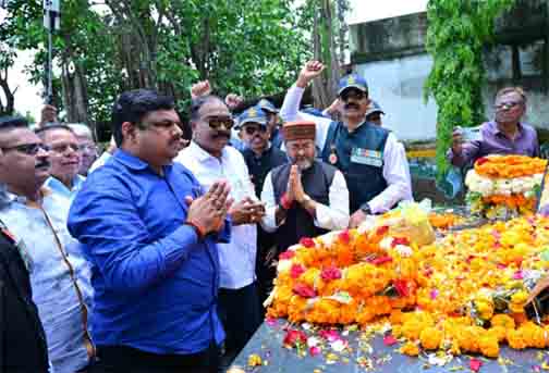 शहीद कौशल यादव के बलिदान को शिक्षा मंत्री गजेन्द्र यादव ने किया नमन शहीद कौशल यादव के बलिदान को शिक्षा मंत्री गजेन्द्र यादव ने किया नमन