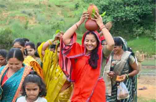श्रावण मास के प्रथम सोमवार पर मंत्री लक्ष्मी राजवाड़े ने बीरपुर में की कांवड़ यात्रा और जलाभिषेक श्रावण मास के प्रथम सोमवार पर मंत्री लक्ष्मी राजवाड़े ने बीरपुर में की कांवड़ यात्रा और जलाभिषेक