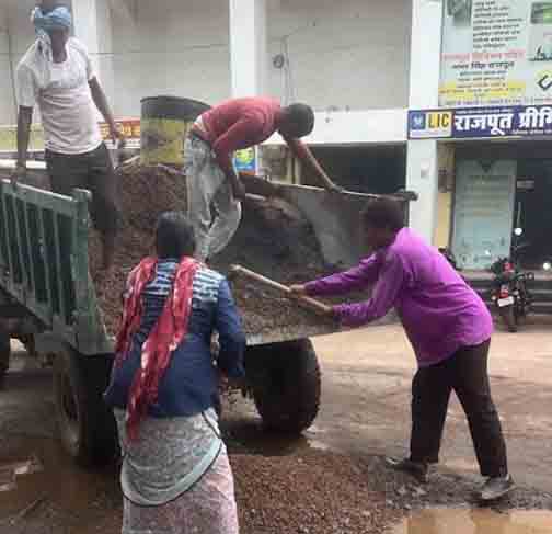 नगर निगम द्वारा नियमित साफ-सफाई, जलनिकासी और सड़क मरम्मत कार्य किया जा रहा नगर निगम द्वारा नियमित साफ-सफाई, जलनिकासी और सड़क मरम्मत कार्य किया जा रहा