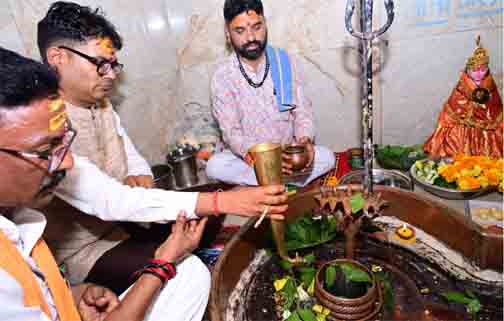 रायगढ़ के मंदिर में मंत्री ओपी चौधरी ने की भगवान शिव की पूजा-अर्चना रायगढ़ के मंदिर में मंत्री ओपी चौधरी ने की भगवान शिव की पूजा-अर्चना