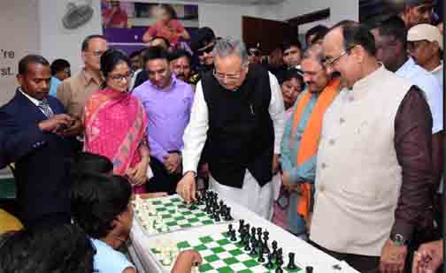 आज के बच्चे कल शतरंज की दुनिया में बनेंगे बरगद का पेड़ - डॉ. रमन सिंह आज के बच्चे कल शतरंज की दुनिया में बनेंगे बरगद का पेड़ - डॉ. रमन सिंह