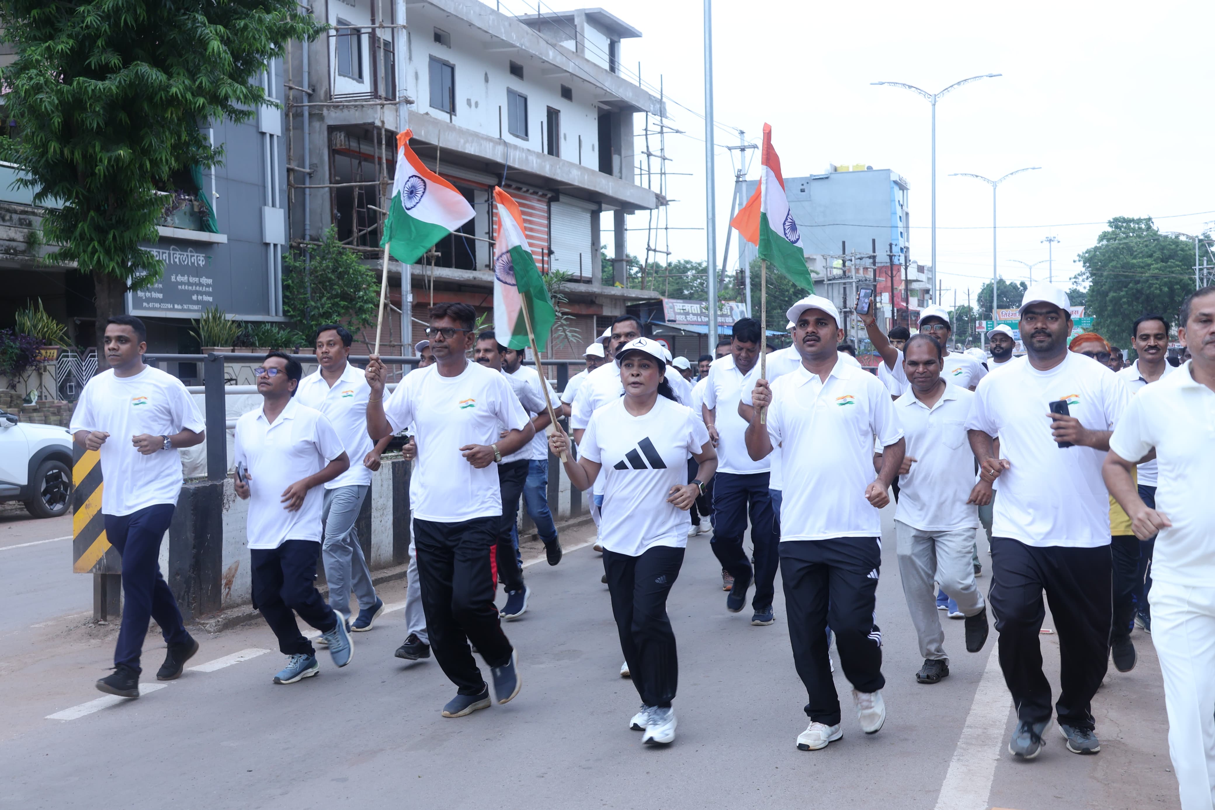 स्वतंत्रता दौड़ में कर्मचारियों, छात्र-छात्राओं एवं आम नागरिकों ने लगाई दौड़ स्वतंत्रता दौड़ में कर्मचारियों, छात्र-छात्राओं एवं आम नागरिकों ने लगाई दौड़