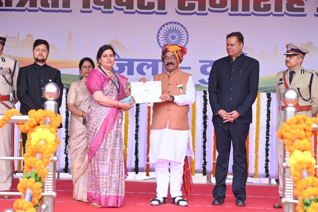स्वतंत्रता दिवस के अवसर पर उत्कृष्ट कार्य करने वाले अधिकारी-कर्मचारी सम्मानित स्वतंत्रता दिवस के अवसर पर उत्कृष्ट कार्य करने वाले अधिकारी-कर्मचारी सम्मानित