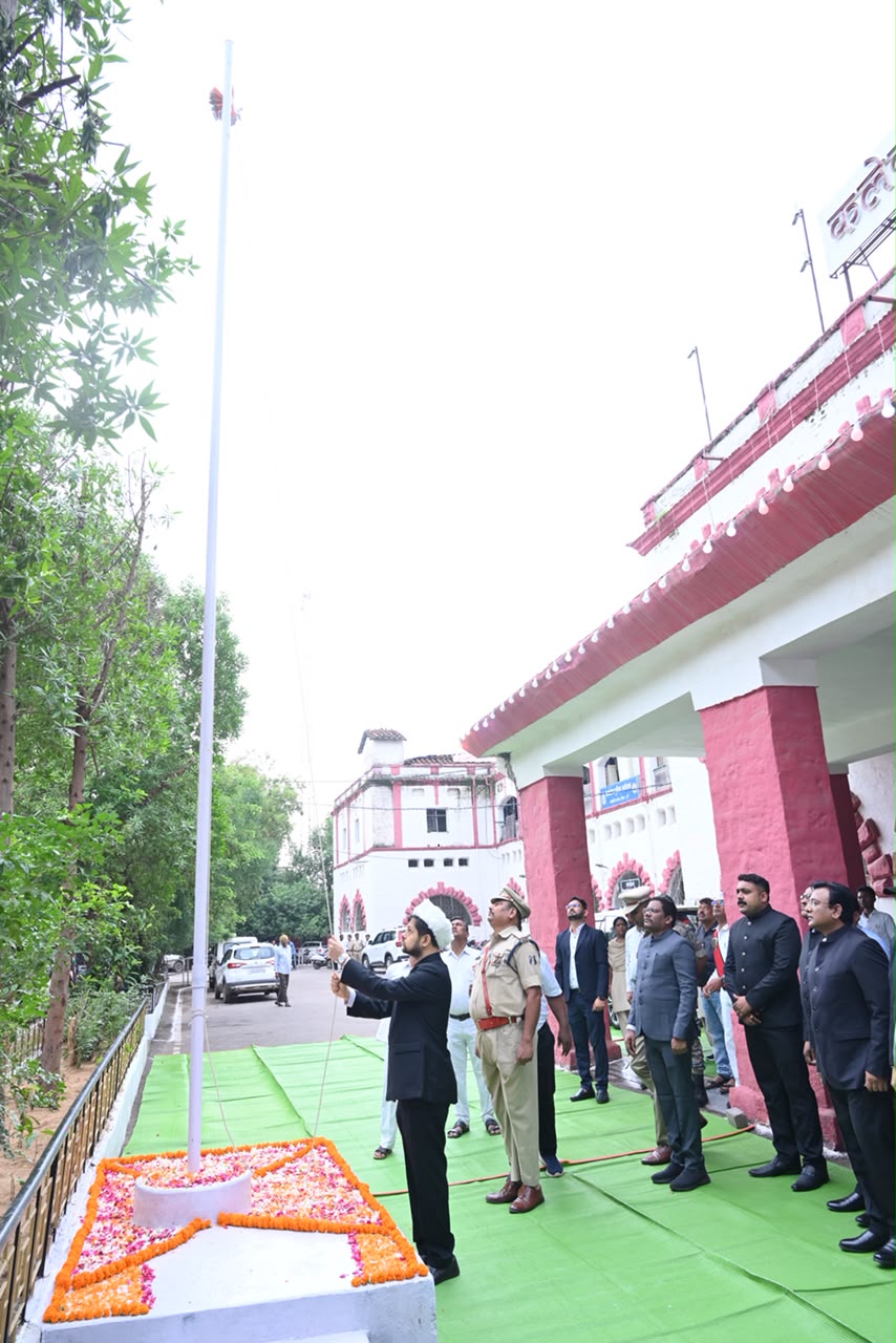 कलेक्टर ने किया ध्वजारोहण कलेक्टर ने किया ध्वजारोहण