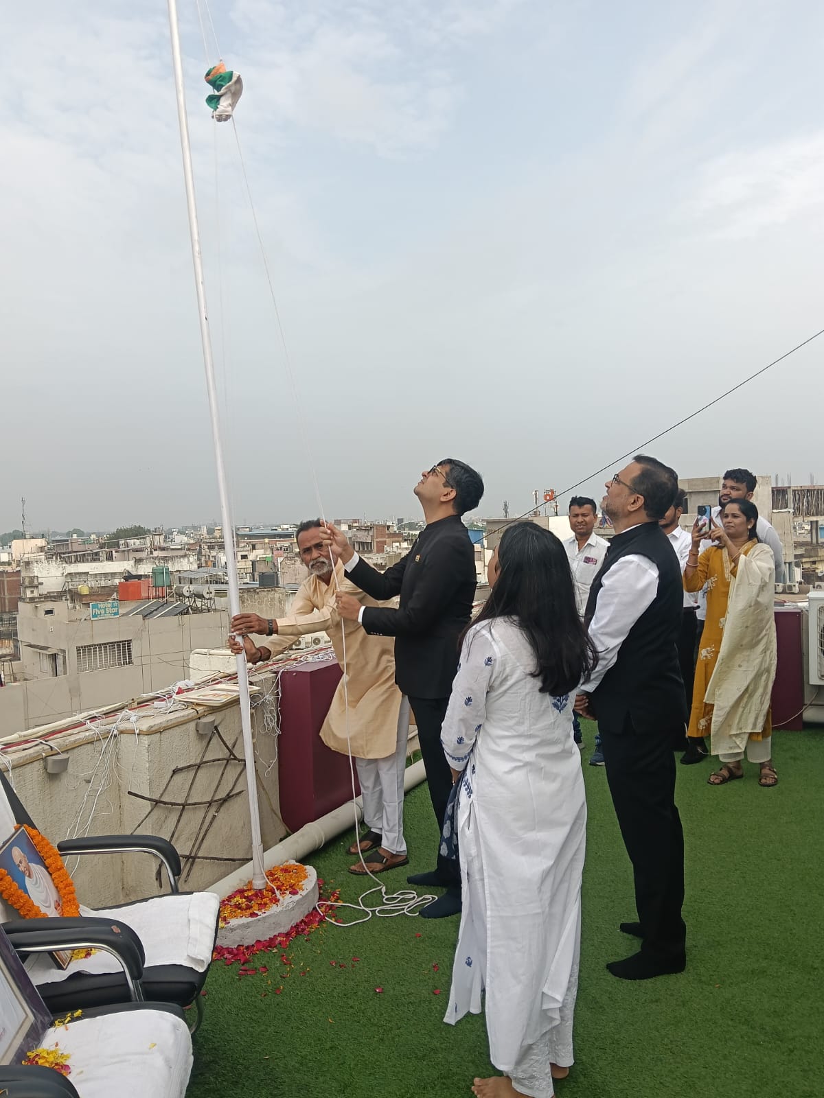 नगर निगम आयुक्त संबित मिश्रा ने आईएसबीटी के प्रांगण में फहराया राष्ट्रध्वज तिरंगा नगर निगम आयुक्त संबित मिश्रा ने आईएसबीटी के प्रांगण में फहराया राष्ट्रध्वज तिरंगा