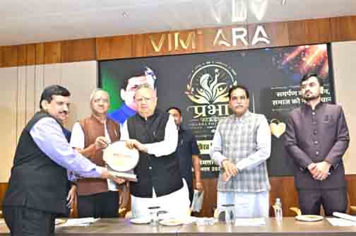 डॉ दिनेश मिश्र को लाइफ टाइम एचीवमेंट अवार्ड डॉ दिनेश मिश्र को लाइफ टाइम एचीवमेंट अवार्ड