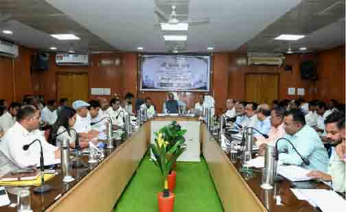 उप मुख्यमंत्री अरुण साव ने विकास कार्यों और योजनाओं के क्रियान्वयन की समीक्षा की उप मुख्यमंत्री अरुण साव ने विकास कार्यों और योजनाओं के क्रियान्वयन की समीक्षा की