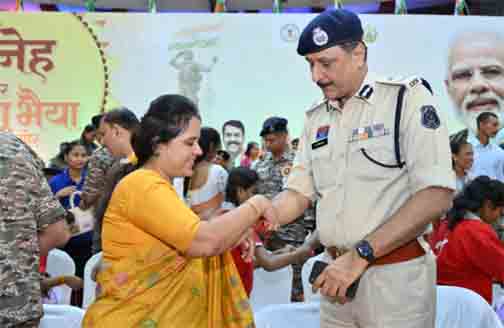 स्नेह की डोर विष्णु भैया मोर आयोजन में महापौर मीनल चौबे ने पुलिस कमिश्नर डॉ संजीव शुक्ला को बांधी राखी स्नेह की डोर विष्णु भैया मोर आयोजन में महापौर मीनल चौबे ने पुलिस कमिश्नर डॉ संजीव शुक्ला को बांधी राखी