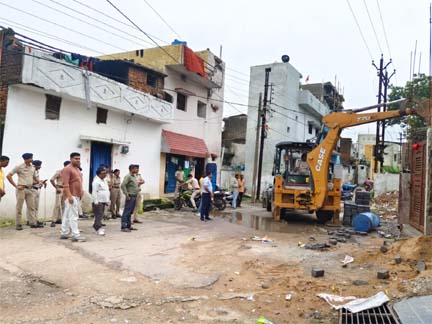 अनुमति के विपरीत निर्माणाधीन दो भवनों के फ्रंट एमओएस भवन के भाग को हटाने कार्रवाई अनुमति के विपरीत निर्माणाधीन दो भवनों के फ्रंट एमओएस भवन के भाग को हटाने कार्रवाई