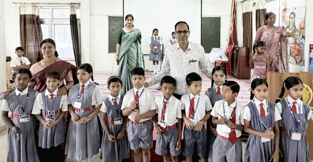 कक्षा में शत- प्रतिशत उपस्थित बच्चे पुरस्कृत कक्षा में शत- प्रतिशत उपस्थित बच्चे पुरस्कृत