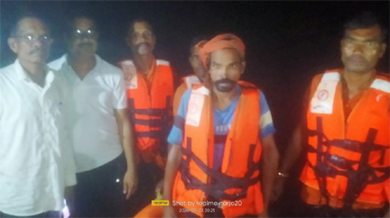 उफनती नदी में चट्टान पर फंसे ग्रामीण का डीडीआरएफ टीम ने किया सुरक्षित रेस्क्यू उफनती नदी में चट्टान पर फंसे ग्रामीण का डीडीआरएफ टीम ने किया सुरक्षित रेस्क्यू