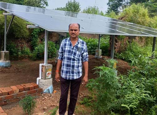 कच्चे मकान की बाड़ी में सोलर पैनल लगाकर ग्राम कुहीखुर्द के वासुदेव साहू ने पेश की मिसाल कच्चे मकान की बाड़ी में सोलर पैनल लगाकर ग्राम कुहीखुर्द के वासुदेव साहू ने पेश की मिसाल