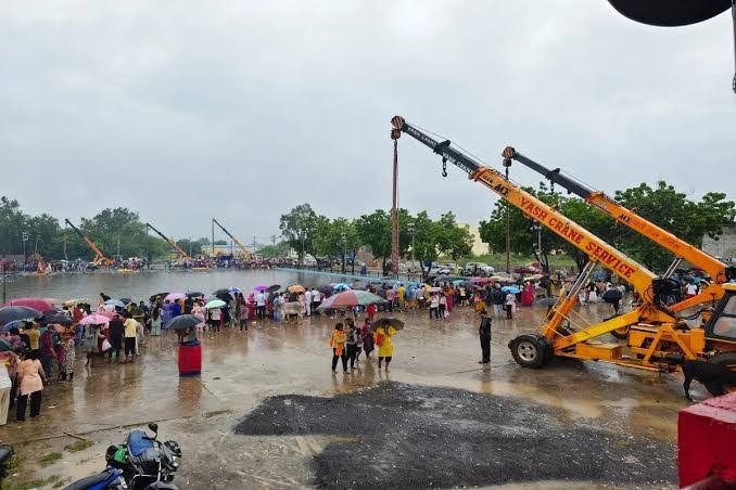 खारून नदी का जलस्तर लगातार बढ़ रहा है, नागरिकों की सुरक्षा की दृष्टि से महादेवघाट के समीप विसर्जन कुण्ड में मूर्ति विसर्जन बंद किया खारून नदी का जलस्तर लगातार बढ़ रहा है, नागरिकों की सुरक्षा की दृष्टि से महादेवघाट के समीप विसर्जन कुण्ड में मूर्ति विसर्जन बंद किया