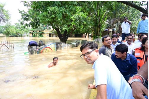 संकट की घड़ी में हर प्रभावित परिवार के साथ खड़ी है हमारी सरकार : वित्त मंत्री ओ.पी. चौधरी संकट की घड़ी में हर प्रभावित परिवार के साथ खड़ी है हमारी सरकार : वित्त मंत्री ओ.पी. चौधरी