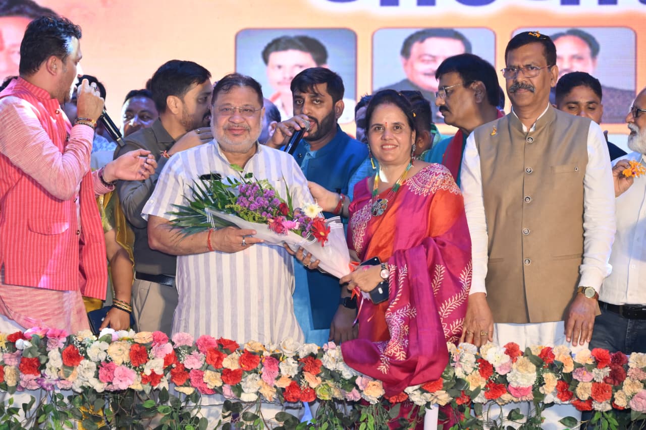 श्री गणेश विसर्जन चल झांकी का सांसद लक्ष्मी, विधायक सोनी, मोतीलाल, पद्मश्री अनुज, महापौर मीनल, एमआईसी सदस्यो, पार्षदों ने पुष्पवर्षा कर किया आत्मीय स्वागत श्री गणेश विसर्जन चल झांकी का सांसद लक्ष्मी, विधायक सोनी, मोतीलाल, पद्मश्री अनुज, महापौर मीनल, एमआईसी सदस्यो, पार्षदों ने पुष्पवर्षा कर किया आत्मीय स्वागत
